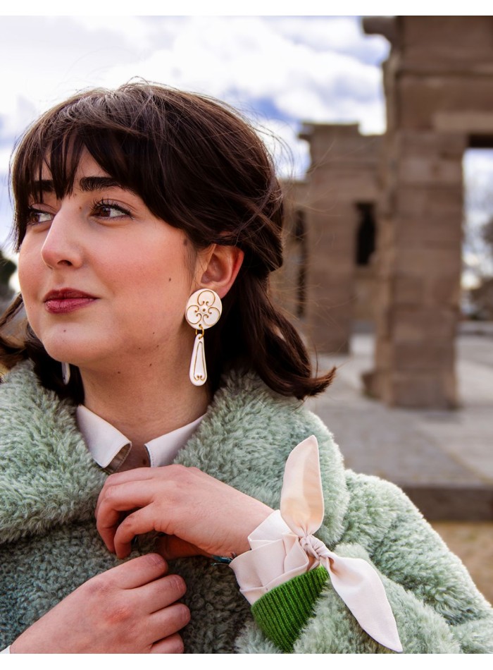 Pendientes largos de porcelana pintados en oro