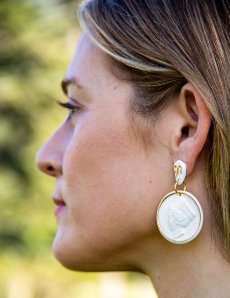 Boucle d'oreilles médaille en porcelaine peinte en or
