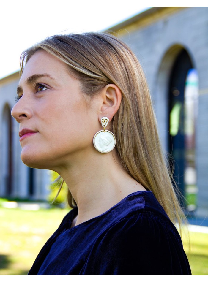 Boucle d'oreilles médaille en porcelaine peinte...