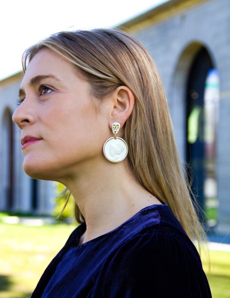 Pendientes medalla de porcelana pintada en oro