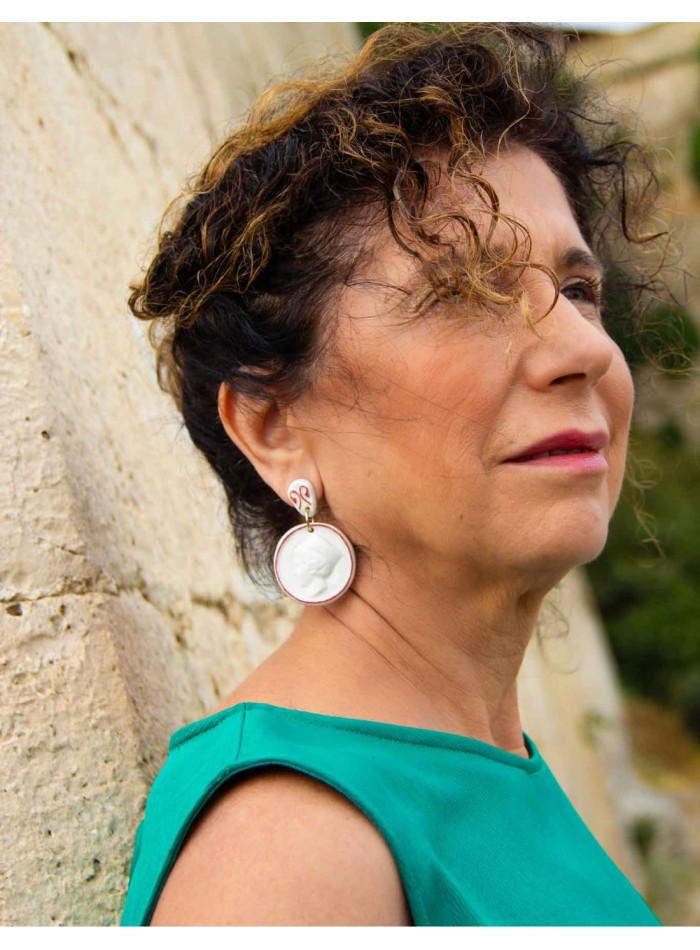 Pendientes largos medalla de porcelana pintados