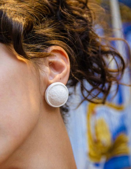 Pendientes de fiesta botón cerámica blanca con textura