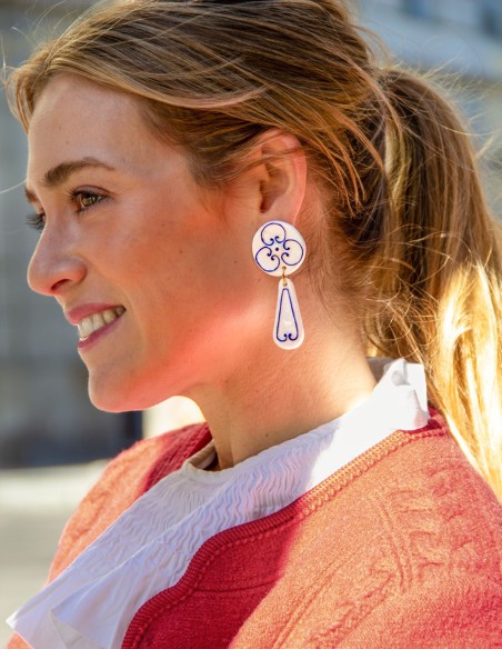 Boucle d'oreilles longues en porcelaine peinte bleue