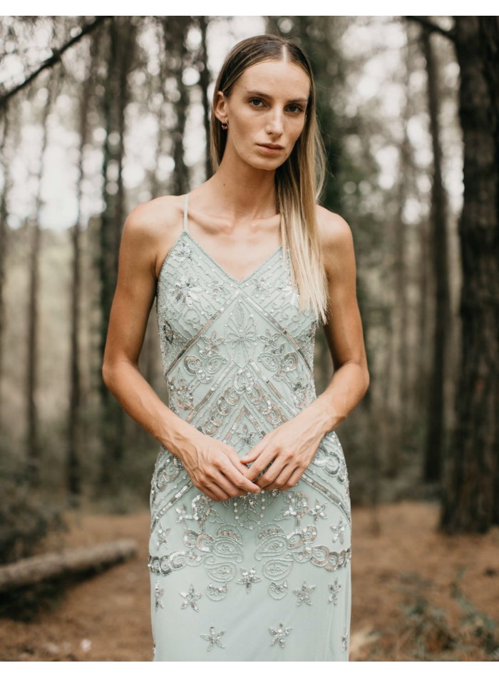 Vestido largo de fiesta con pedrería y tirante fino