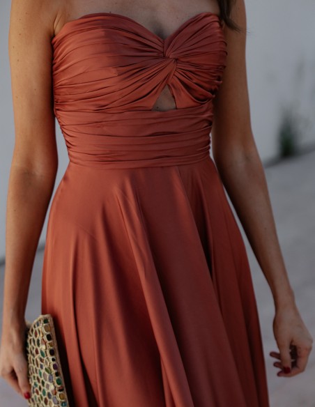 Robe longue de soirée en satin avec encolure cache-coeur et détails drapés - PERFECT GUEST