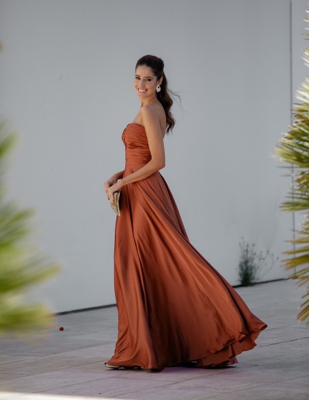 Satin long gown with Sweetheart Neckline with Draped Detail - INVITADA PERFECTA