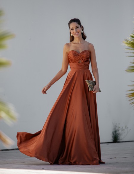 Vestido de fiesta largo satinado con escote corazón y detalle drapeado - INVITADA PERFECTA