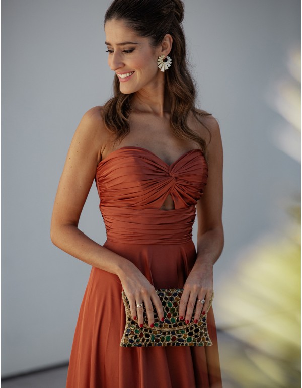 Bolso de mano con pedrería cosida a mano dorado para invitada - INVITADA PERFECTA 2