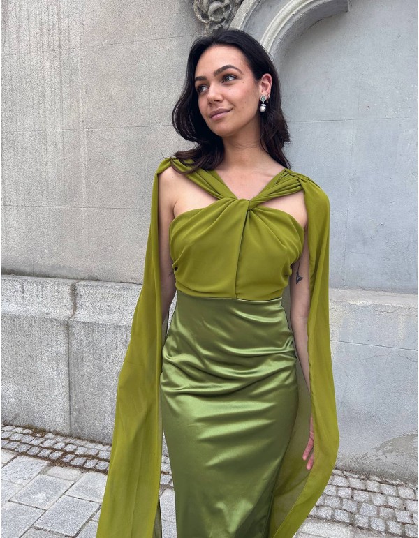 Vestido de fiesta midi satinado con mana capa y cuello halter 2