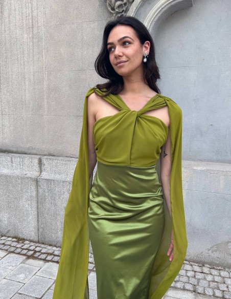 Vestido de fiesta midi satinado con mana capa y cuello halter lima