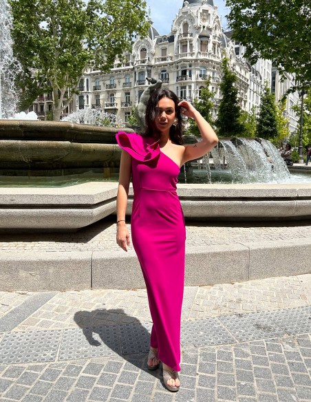 Vestido largo de fiesta con escote asimétrico y volante