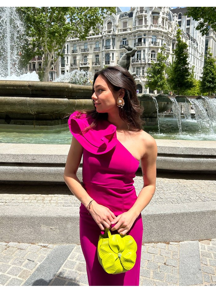 Vestido largo de fiesta con escote asimétrico y volante