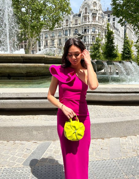 Robe longue de fête avec encolure asymétrique et volant