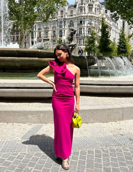 Robe longue de fête avec encolure asymétrique et volant