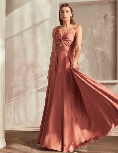 Vestido de fiesta largo satinado con escote drapeado de tirantes rosa coral