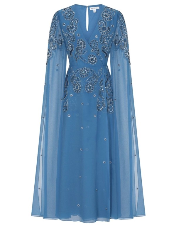 Vestido de fiesta midi azul bordado con mangas capa fluidas 2