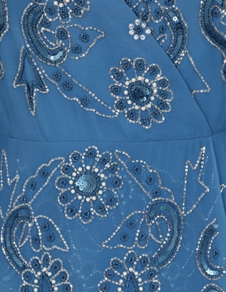 Vestido de fiesta midi azul bordado con mangas capa fluidas