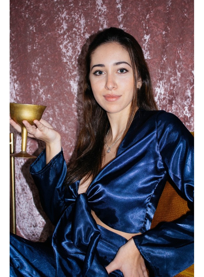 Blusa satinada azul marino con escote anudado y...