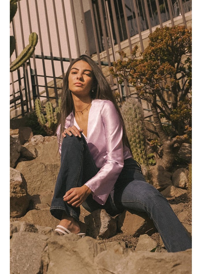 Blusa satinada lila con escote anudado y manga...