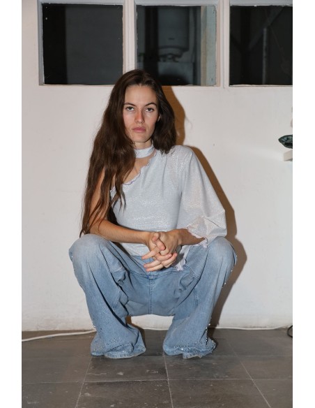 Top de fête argenté avec paillettes et encolure asymétrique