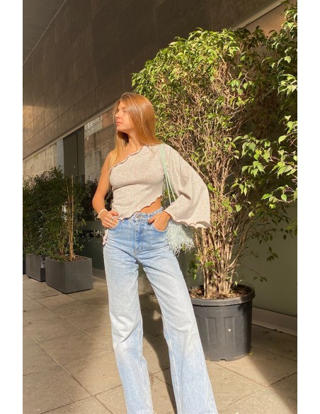 Top de fête argenté avec paillettes et encolure asymétrique