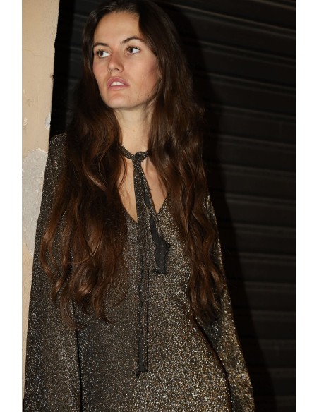 Robe longue de fête dorée avec paillettes et décolleté en V