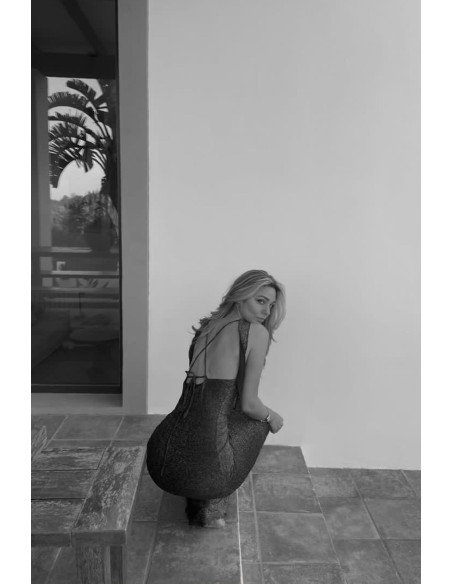 Robe longue de fête dorée avec paillettes et décolleté en V