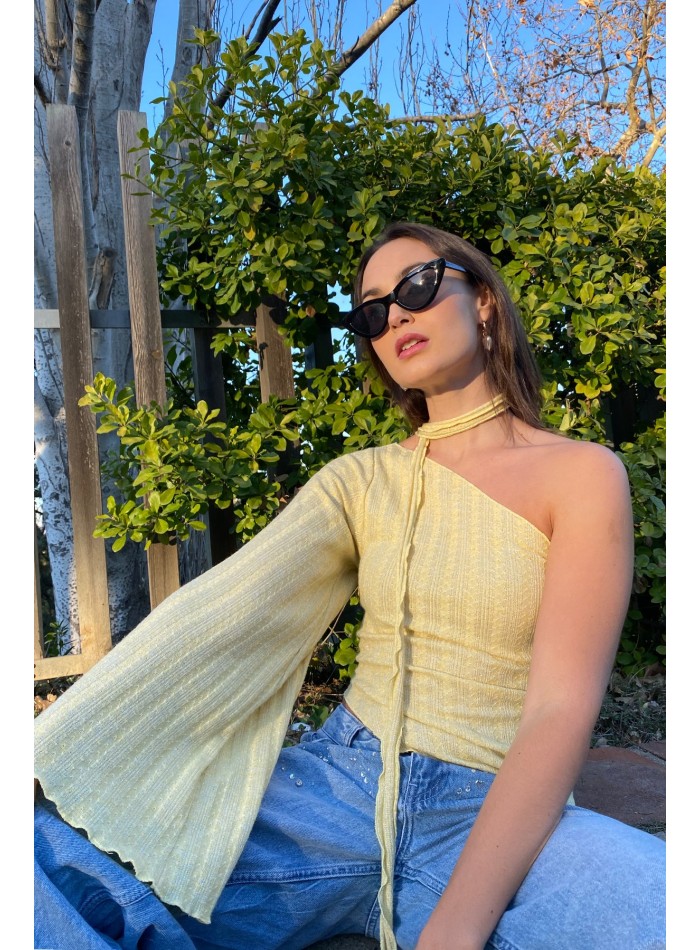 Top de fiesta amarillo escote asimétrico y...