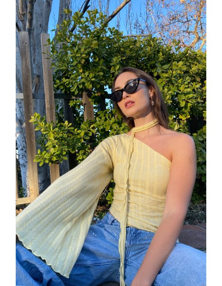 Top de fiesta amarillo escote asimétrico y manga larga