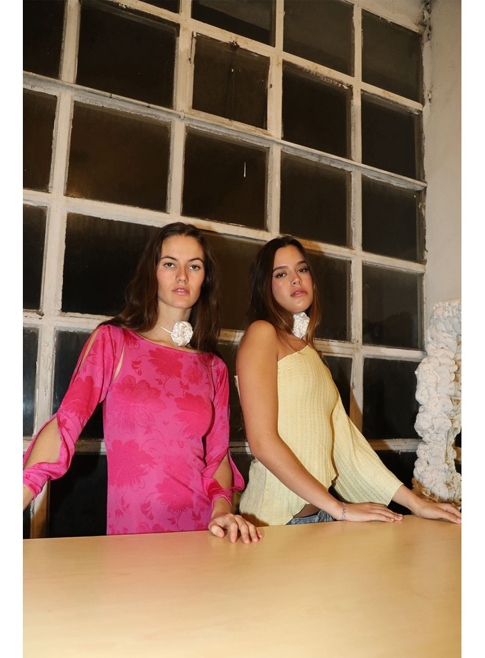 Choker de fiesta satinado con adorno floral crudo