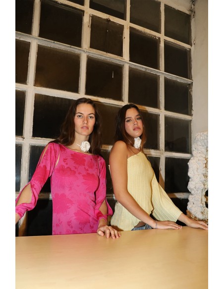 Tour de cou de fête en satin avec embellissement floral écru