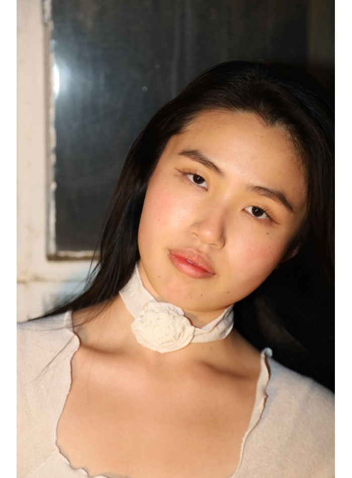 Choker de fiesta blanco con adorno floral