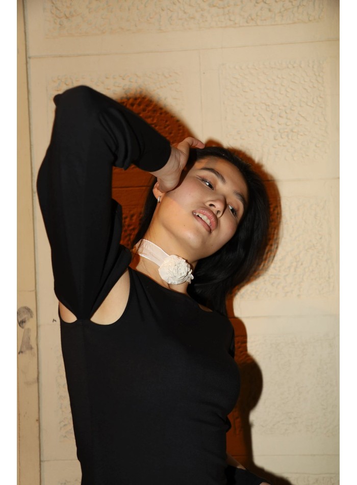 Choker de fiesta blanco con adorno floral