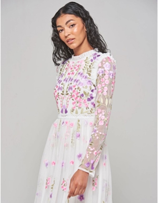 Vestido largo blanco de tul bordado de florecitas 2