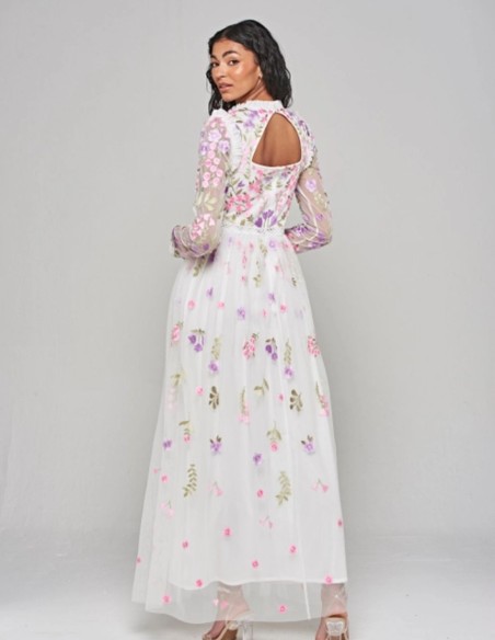 Robe longue blanche en tulle brodé de fleurs