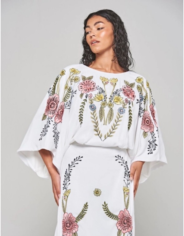 Longue robe tunique brodée de fleurs au dos noué 2