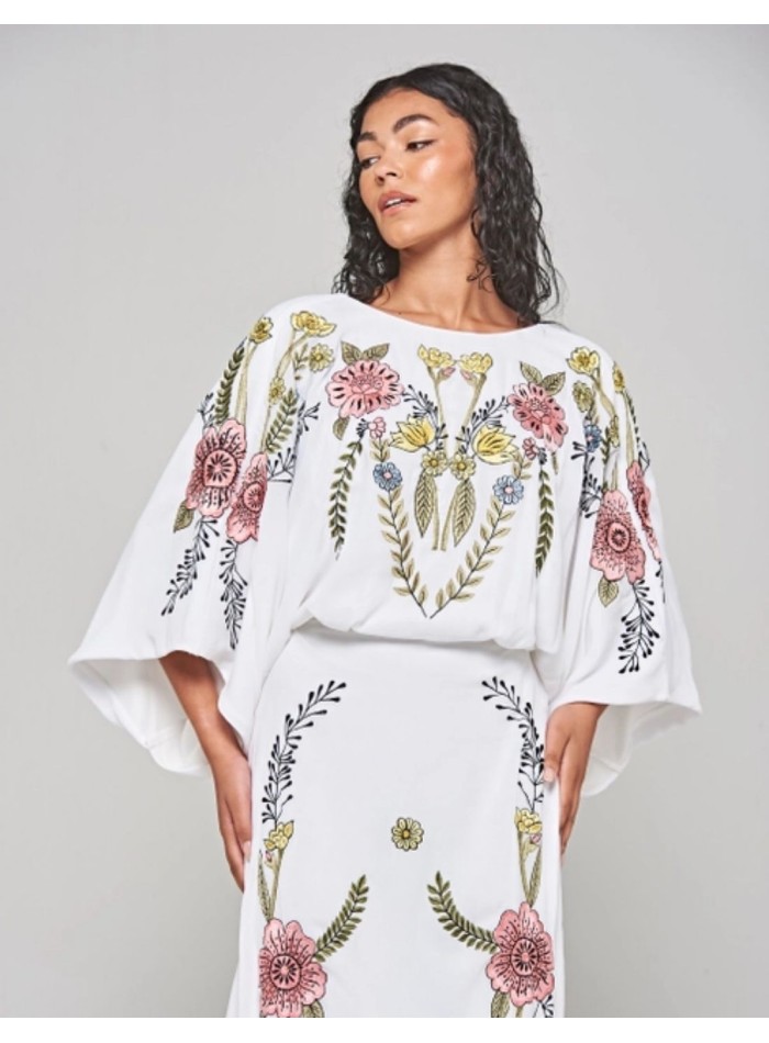 Longue robe tunique brodée de fleurs au dos noué