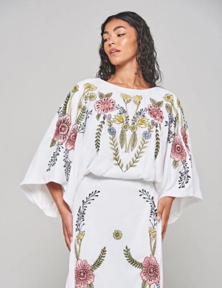 Longue robe tunique brodée de fleurs au dos noué