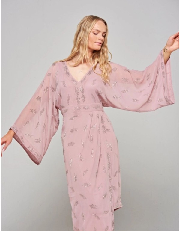 Vestido midaxi con manga murciélago bordado de pedrería rosa