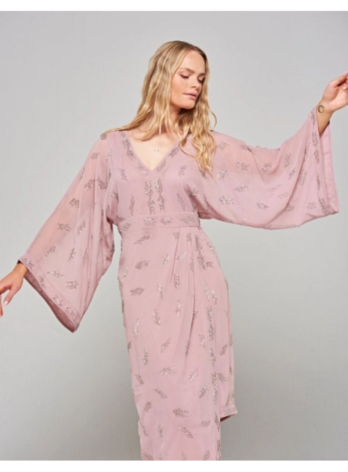Vestido midaxi con manga murciélago bordado de pedrería rosa