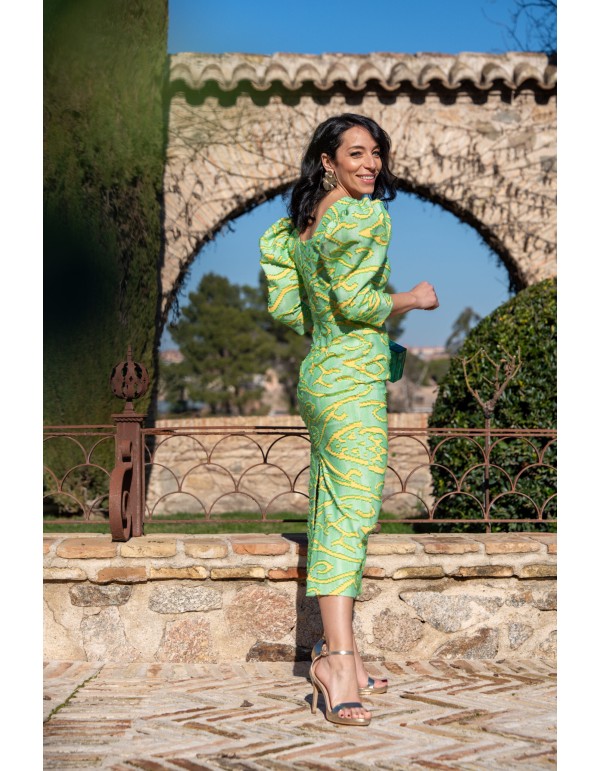 Vestido de invitada estampado con manga abullonada midi