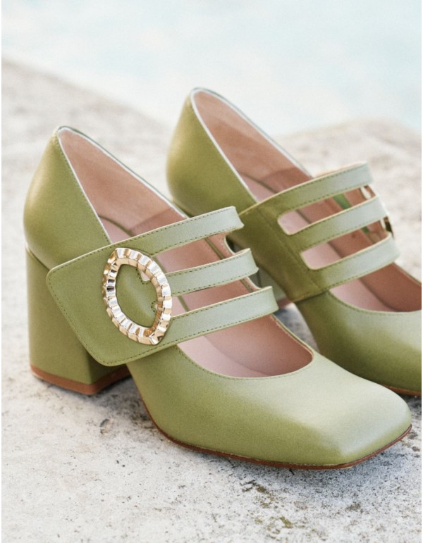 Chaussures vert olive avec fermeture à boucle dorée