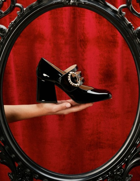 Zapatos de salón charol negro con hebilla dorada