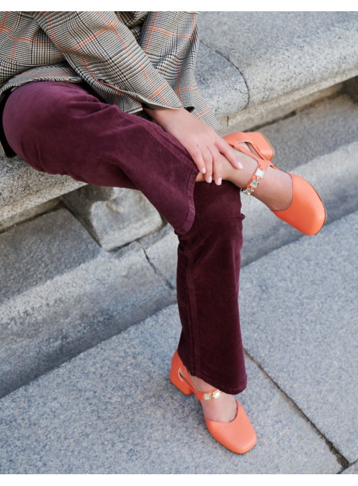 Zapato de salón coral con hebilla de piedras adorno