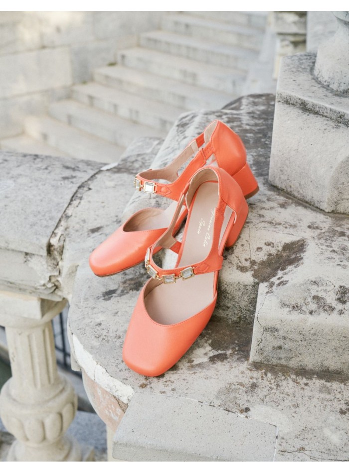 Chaussures en corail ornées d'une boucle en pierre