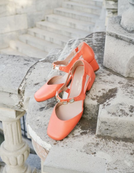 Chaussures en corail ornées d'une boucle en pierre