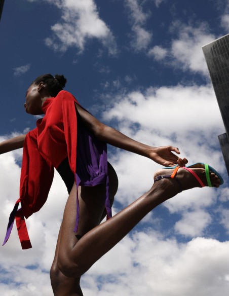 Sandalia de fiesta multicolor con hebilla