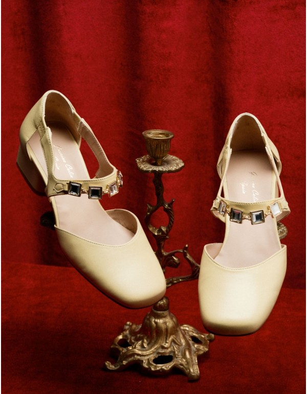 Chaussures crème avec ornementation de pierres à boucle