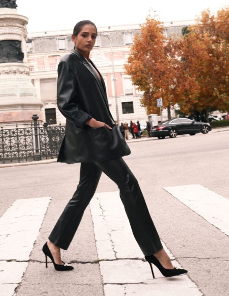 Zapatos de fiesta negro de ante con hebilla decorativa