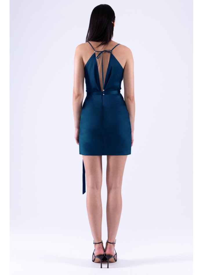 Robe courte en satin bleu marine avec ceinture